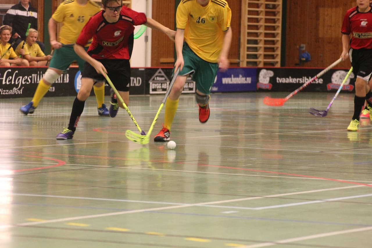 Några som spelar innebandy